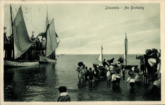 Postcard Ostseebad Zinnowitz on Usedom, at the jetty, fishing boats, bathers