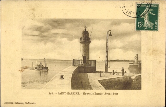 Postcard Saint Nazaire Loire Atlantique, lighthouse in the harbor