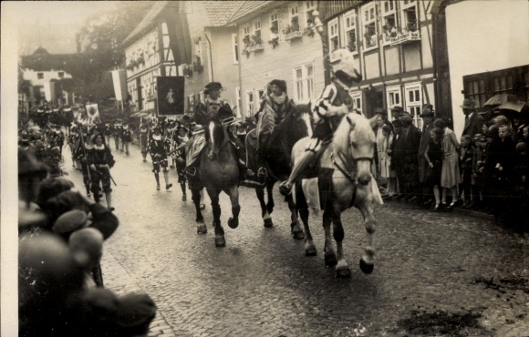 Photo Postcard Mengeringhausen Bad Arolsen Hessen, street festival, riflemen's parade
