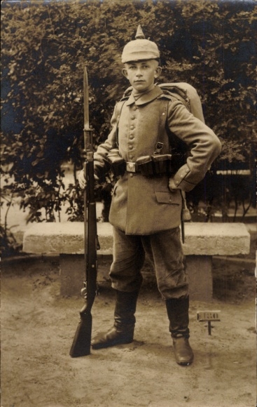 Foto Ak Junge in Uniform, Kaiserlicher Soldat, Portrait, Pickelhaube, Gewehr