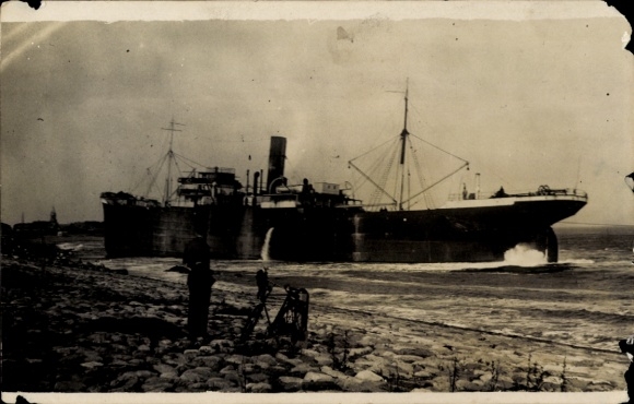 Photo Postcard shipwreck, steamship, shore