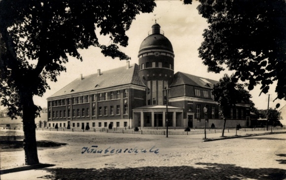 Postcard Wriezen in the district of Märkisch Oderland, boys' elementary school