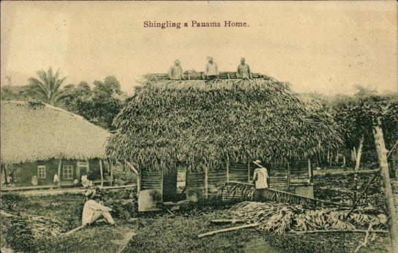 Ak Ciudad de Panama, Dachdeckerei eines Hauses, Einheimische, Palmen, traditionelle Bauweise