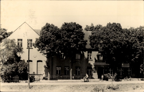 Postcard Neuenhagen near Berlin, building, in front of it a man with a bicycle