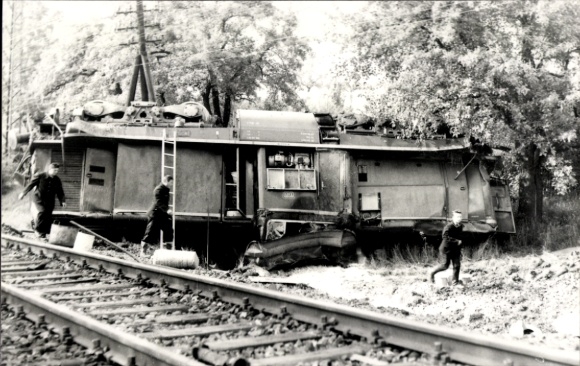 Foto Ak Deutsche Eisenbahn, Verkehrsunfall, Beseitigung einer Lokomotive