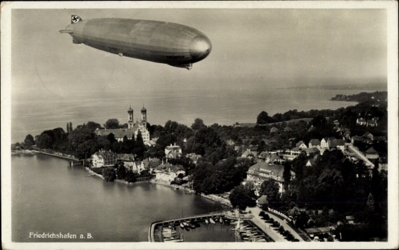 Ak Friedrichshafen am Bodensee, Luftschiff LZ 127 Graf Zeppelin, Fliegeraufnahme