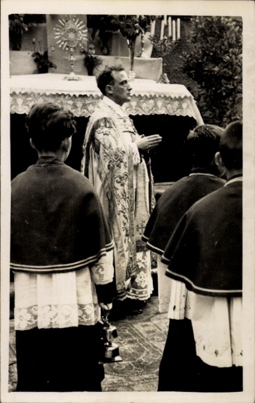 Photo Postcard church service, clergyman, altar