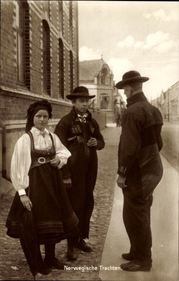 Postcard Norway, woman and two men in Norwegian costumes