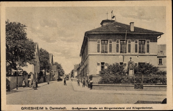 Postcard Griesheim in Hesse, view of Großgerauer Strasse, mayor&#39;s office, war memorial