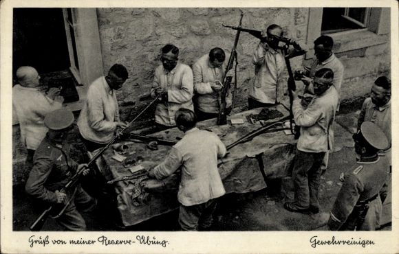 Postcard German Wehrmacht, reserve exercise, rifle cleaning
