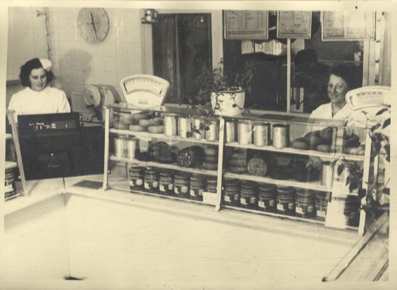 Original photo Berlin Weißensee, Streustr., Klinke butcher shop, salesroom, around 1946, approx. 12 x 17 cm