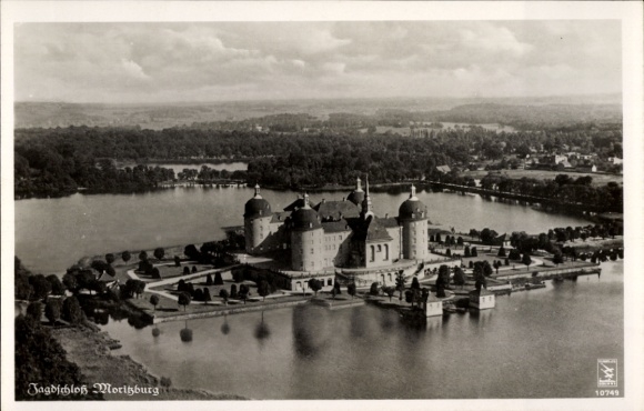 Ak Moritzburg Sachsen, Fliegeraufnahme vom Jagdschloss, Klinke 10749