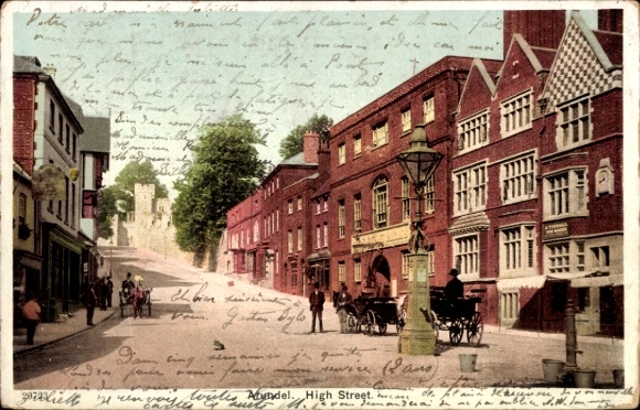 Ak Arundel West Sussex England, Hochstraße,  Gebäude, Straßenlaterne, Menschen, Kutsche