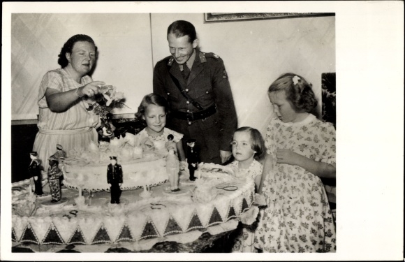 Postcard Juliana of the Netherlands, birthday cake for Princess Irene 1947