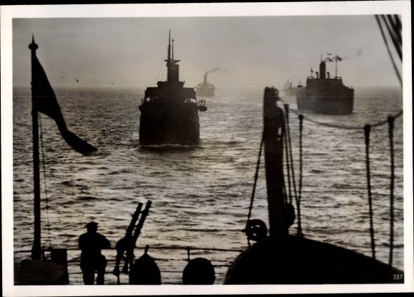 Photo Heinrich Hoffmann, Ship traffic seen from a German warship, November 1939