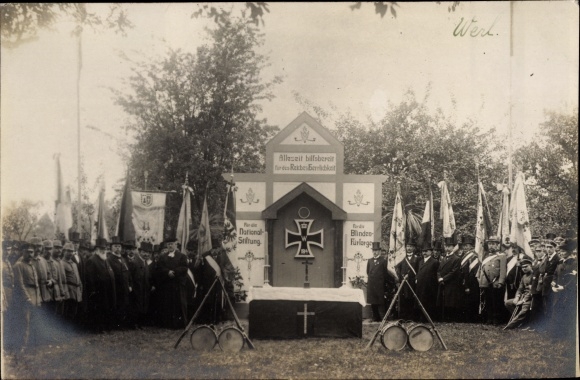 foto Ak Werl in Westfalen, spijkeren, IJzeren Kruis, Duitse soldaten in uniform