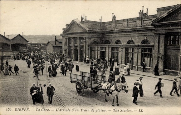 Ak Dieppe Seine Maritime, Bahnhof von  Ankunft eines Vergnügungszugs, viele Menschen, Pferdewagen