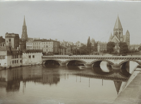 Original photo of Metz on the Moselle in France, Moselle section with central bridge (Pont Moyen), around 1900