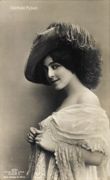Foto Schauspielerin Adelheid Pickert, Portrait mit Federhut