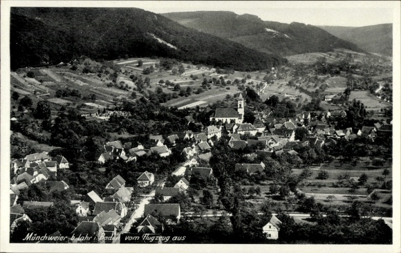Ak Münchweier Ettenheim in Baden, Luftaufnahme von  Dorfansicht, Kirche