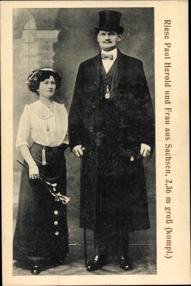 Postcard giant Paul Herold and woman from Saxony, portrait