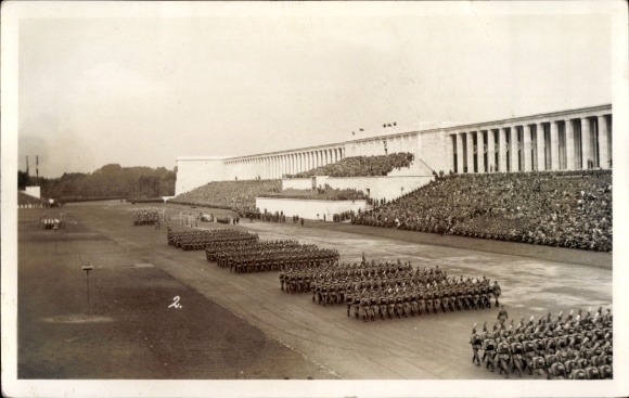 Photo Postcard Reich Party Rally Nuremberg, march of the Reich Labor Service, workers with spades