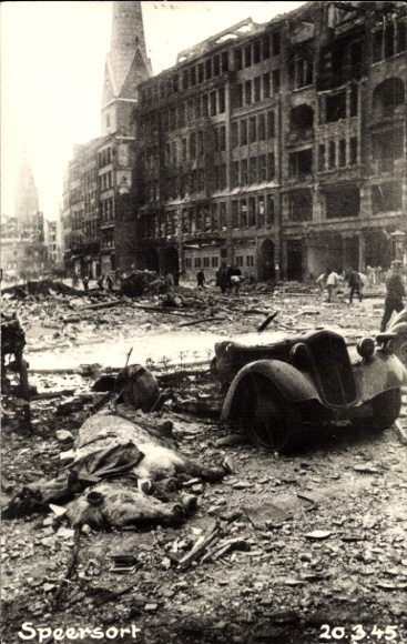 Photo Postcard Hamburg Mitte Altstadt, Speersort, street in ruins, horse carcass, war destruction 1945