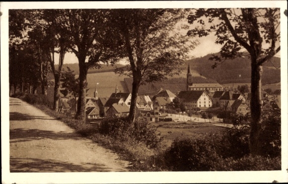 Ak Furtwangen im Schwarzwald, Panoramablick auf Furtwangen, Bäume, Gebäude, Kirche, ländliche Umg