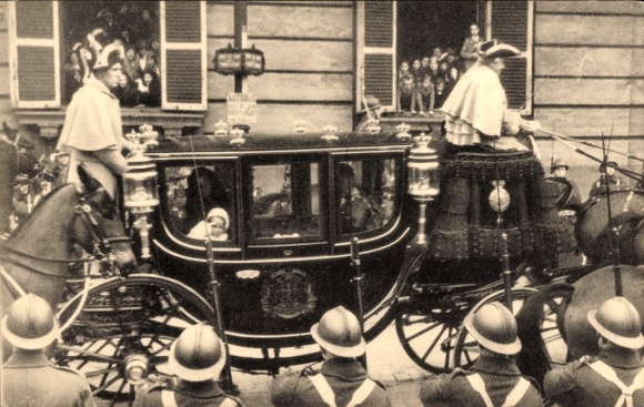 Postcard Bruxelles Brussels, L'Avènement du Roi Léopold III, le carrosse de la Reine