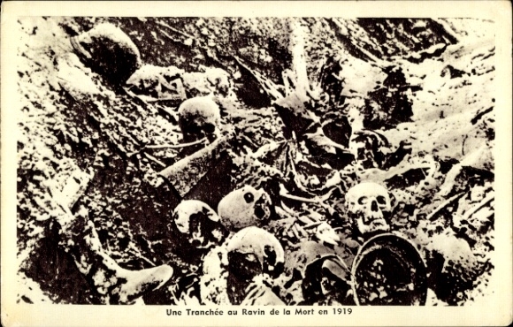 CPA Une Tranchee au Ravin de la Mort en 1919