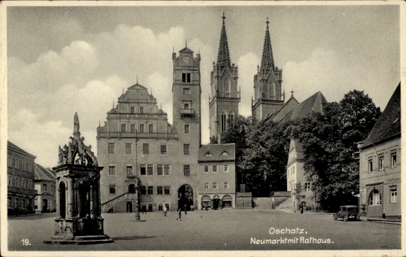 Ak Oschatz in Sachsen, Neumarkt mit Rathaus, zwei Türme, Brunnen,  Architektur