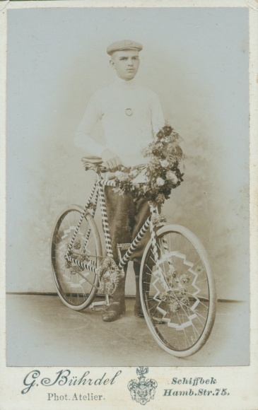Photo of a man with a bicycle, Atelier Bührdel, Schiffbek, Hamburger Straße 75
