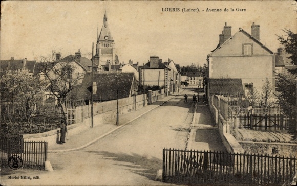 Postcard Lorris Loiret, Avenue de la Gare, street view, trees, houses, people