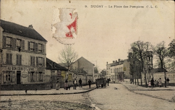 Ak Dugny Seine Saint Denis, Platz der Feuerwehr, Häuser, Menschen, Straßenansicht
