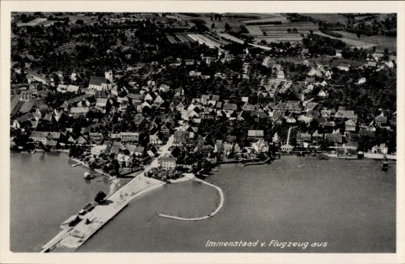 Ak Immenstaad am Bodensee, Luftbild, Stadtansicht, Wasseransicht, viele Häuser, Landschaft