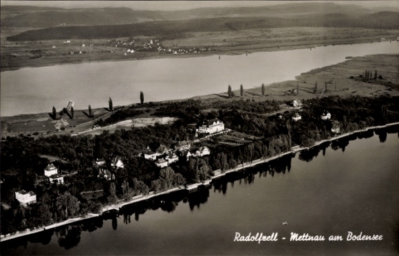 Ak Mettnau Radolfzell am Bodensee, luchtfoto van Radolfzell-Mettnau, oever van het Bodenmeer, bomen, water