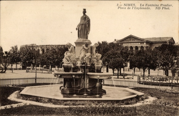 Postcard Nîmes Gard, fountain Fontaine Pradier, statue, Place de l'Esplanade, trees, fence