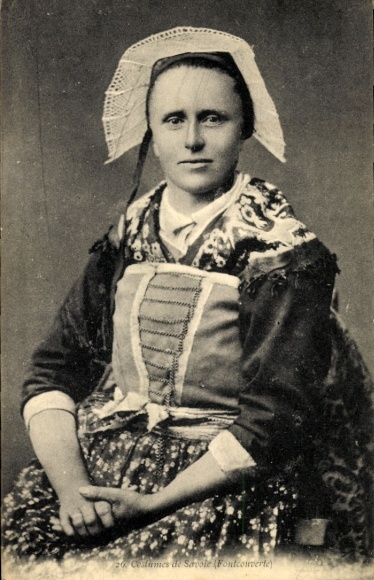 Postcard Fontcouverte Aude, woman in French costume, portrait