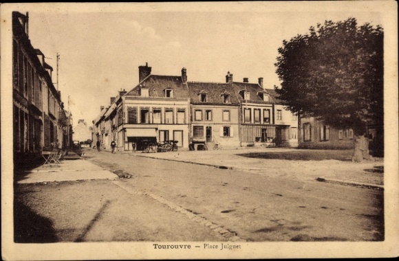 Ak Tourouvre Orne, Straße mit Gebäuden, Platz Juguet,   Architektur