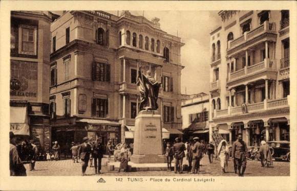 Ak Tunis Tunesien, Platz des Kardinals Lavigeri, Statue, Gebäude, Menschenmenge