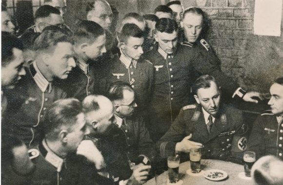 Photo Hoffmann, Heinrich, comradeship evening in Güterfelde, SA Chief of Staff Lutze with officer candidates