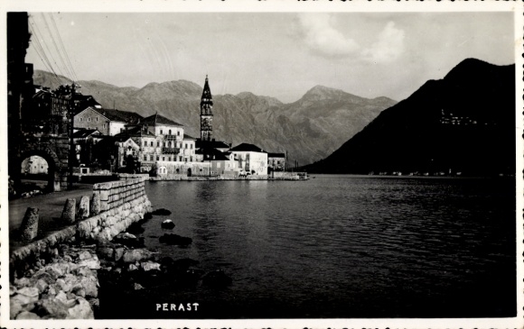 KP Perast Perasto Montenegro, Czarno-biały widok gór, wody, dzwonnicy