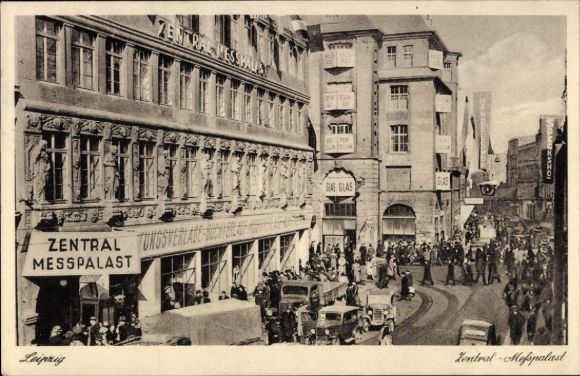 Postcard Leipzig, Saxon-Thuringian Exhibition 1897, Central Trade Fair Palace, crowd on the St