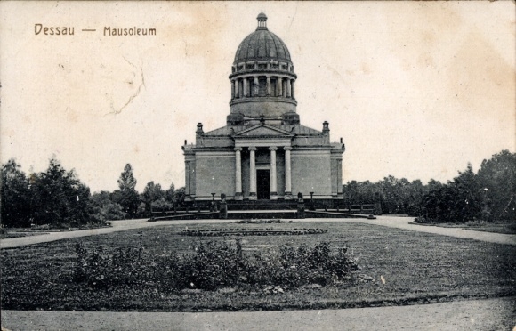 Postcard Dessau in Saxony-Anhalt, Mausoleum
