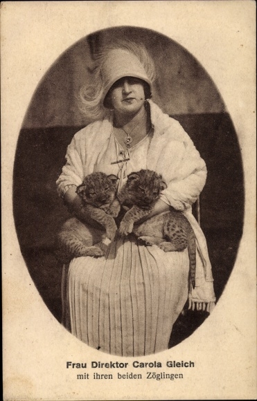 Postcard Frau director Carola Gleich, portrait with small leopards