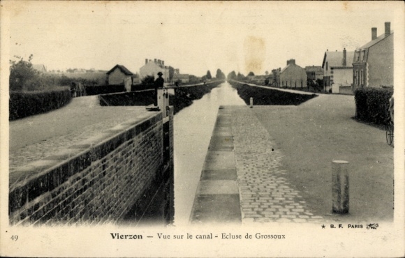 Postcard Vierzon Cher, view of the canal, Ecluse de Grossoux, bridge, houses, landscape