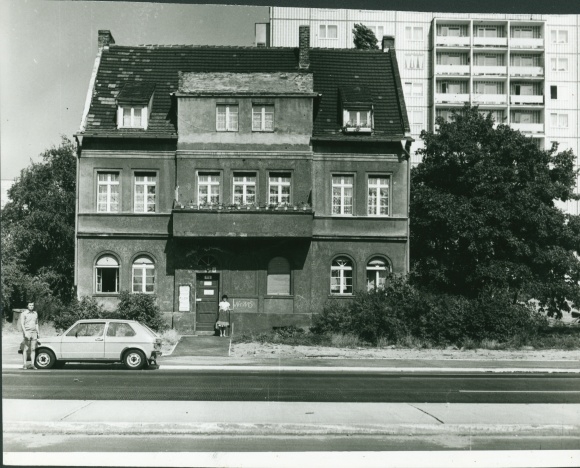 Photo Berlin Lichtenberg Alt Friedrichsfelde, street of liberation north 115, old building, new building
