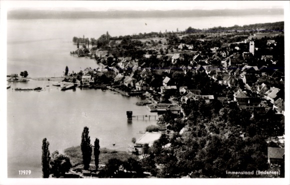 Ak Immenstaad am Bodensee, Landschaft mit See, Häusern, Bäumen, Kirche, Stadtansicht
