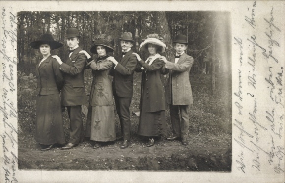 Foto Ak Cottbus in der Niederlausitz, Polonaise am Waldrand, Gruppenbild, Frauen und Männer