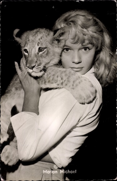 Ak actrice Marion Michael, portret met leeuwenwelp